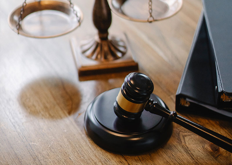 Foto: Auktionshammer und Waage auf einem Tisch