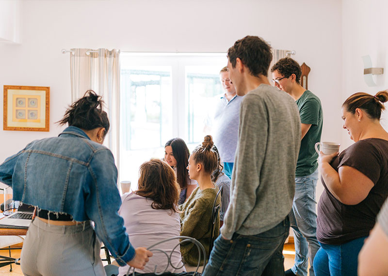 Foto: Mehrere Personen im Gespräch