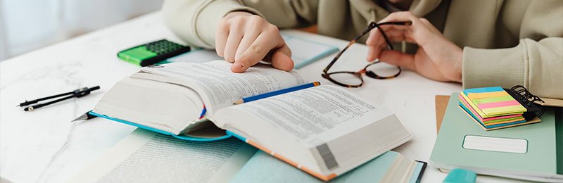 Foto: Eine Person liest in einem Buch