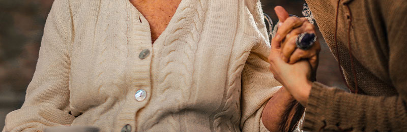 Foto: Eine Person drückt die Hand einer anderen Person