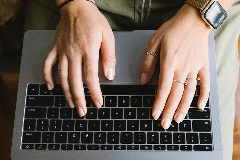 Foto: Hände auf einer Laptop-Tastatur