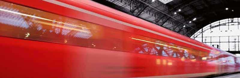 Foto: Ein Zug in einem Bahnhof