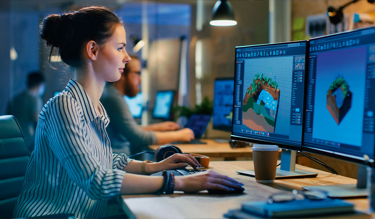 Foto: Eine Frau arbeitet an einem Computer mit einer 3D-Modellierungssoftware.