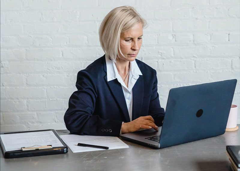 Foto: Eine Frau recherchiert auf einem Laptop.