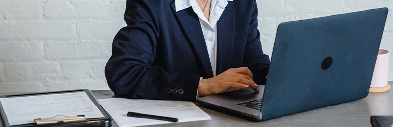 Foto: Eine Person recherchiert auf einem Laptop.