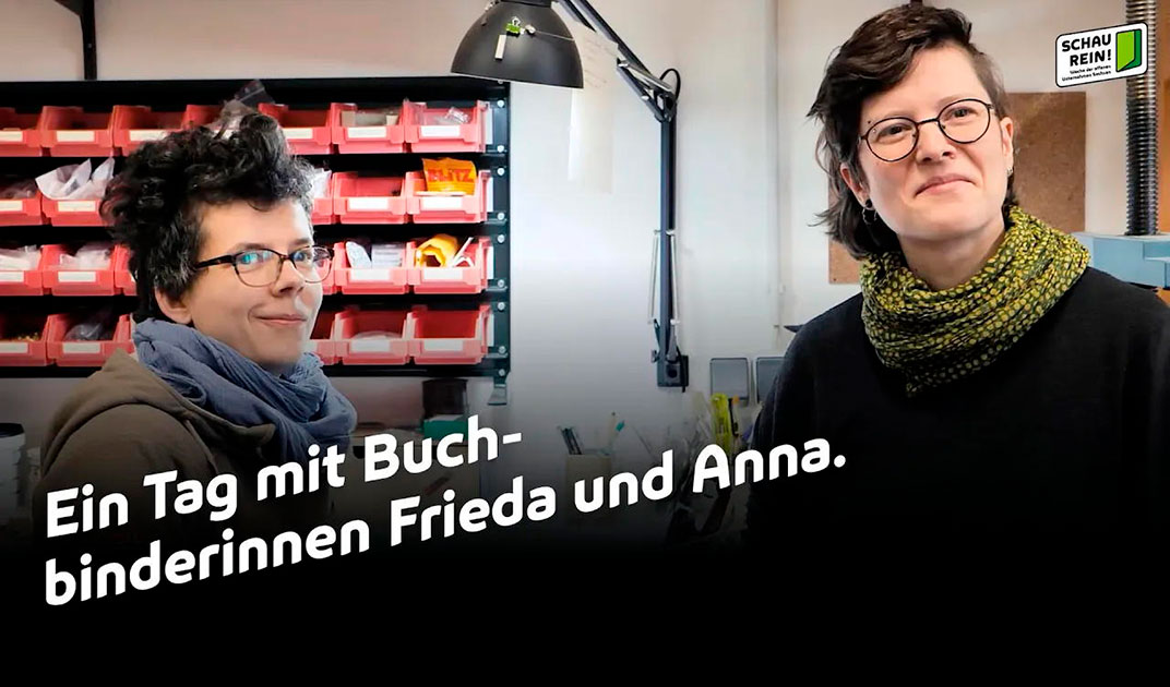 Foto: Zwei Frauen stehen von einem Regal mit Werkzeugen und Text: Ein Tag mit Buchbinderinnen Frieda und Anna.
