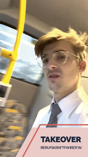 Foto: Ein junger Mann mit Hemd und Krawatte in einem Bus und Grafikinfo: TAKEOVER BERUFSKRAFTFAHRER/IN.
