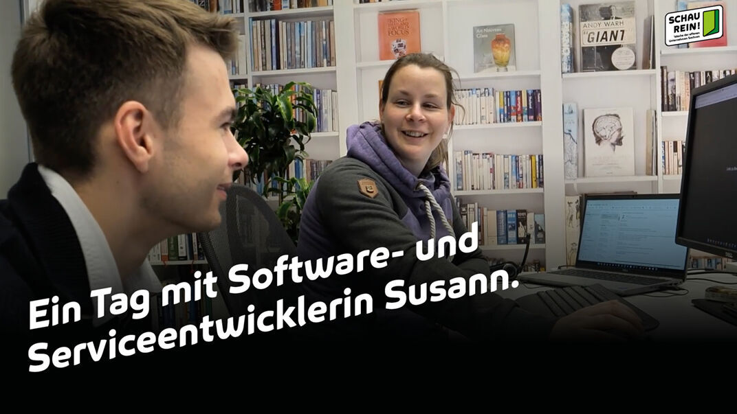Foto: Zwei Personen vor einem Computer und Text: Ein Tag mit Software- und Serviceentwicklerin Susann.