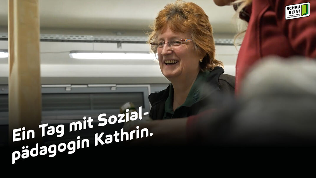 Foto: Eine Frau und Textinfo: Einen Tag mit Sozialpädagogin Kathrin.