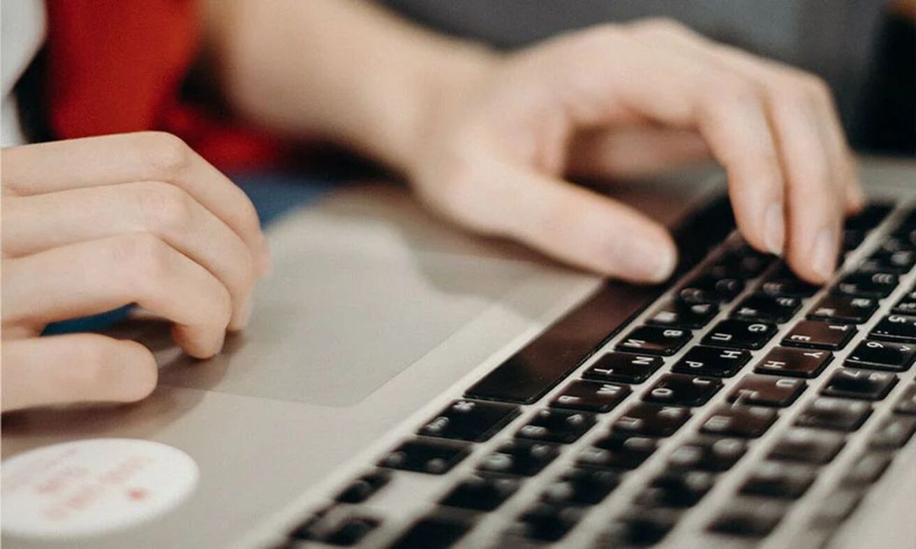 Foto: Hände auf einer Tastatur