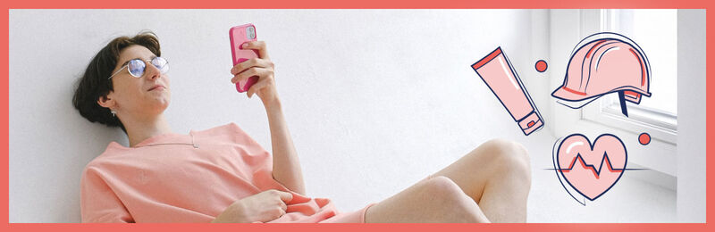 Eine Person schaut auf ein Display von einem Handy.