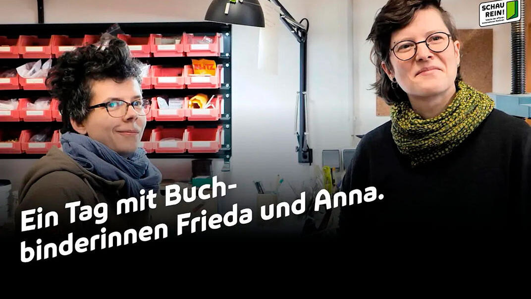 Foto: Zwei Frauen stehen von einem Regal mit Werkzeugen und Text: Ein Tag mit Buchbinderinnen Frieda und Anna.