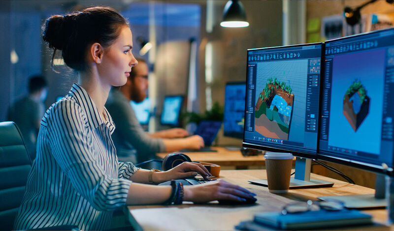 Foto: Eine Frau arbeitet an einem Computer mit einer 3D-Modellierungssoftware.