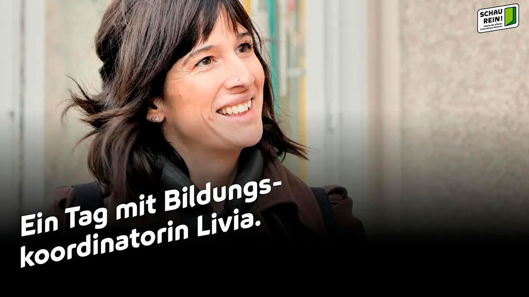 Foto: Eine Frau und Textinfo: Einen Tag mit Bildungskoordinatorin Livia.