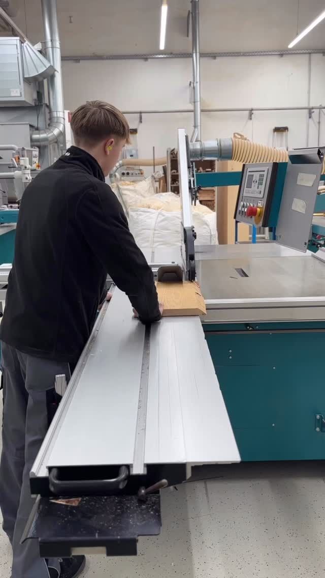 Tag vier unserer Videowoche ist da! Heute stehen Berufe mit Holz, Papier, Kunststoff und Textil im Mittelpunkt. 🪵🧵   In...